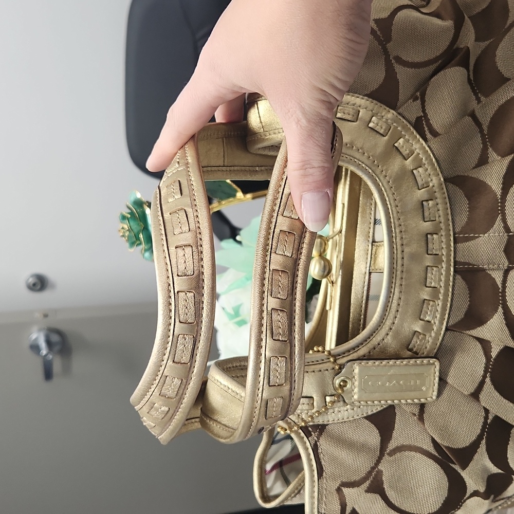 COACH LARGE 3 COMPARTMENT MONOGRAM GOLD LEATHER ACCENT WITH KISSLOCK - Picture 2 of 13